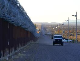 Muere mexicana tras quedar colgada de muro fronterizo en Arizona
