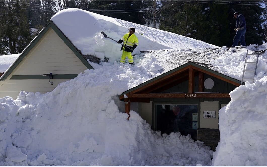 Las fuertes tormentas de nieve que azotaron el sur de California a finales de febrero dejaron al menos 12 muertos. (AP)