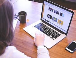 Universidad de California ofrece 30 cursos para aprender inglés en línea