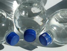 FDA retira agua alcalina vinculada con casos de hepatitis aguda