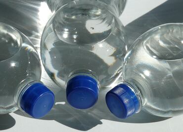 FDA retira agua alcalina vinculada con casos de hepatitis aguda