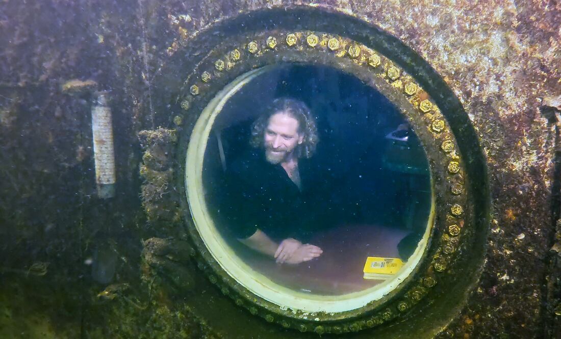 Fotografía cedida por la Oficina de Noticias de los Cayos de Florida. El profesor Joseph Dituri de EU bate un récord mundial al vivir 74 días en un refugio submarino