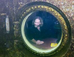 Profesor bate un récord mundial al vivir 74 días en un refugio submarino