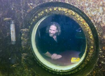 Profesor bate un récord mundial al vivir 74 días en un refugio submarino