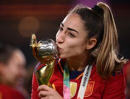 Jugadora española se entera de la muerte de su padre tras ganar la Copa Mundial de futbol femenil