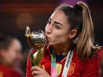 Jugadora española se entera de la muerte de su padre tras ganar la Copa Mundial de futbol femenil