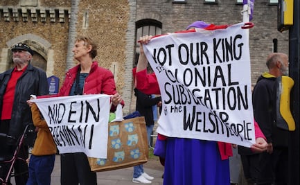 Antimonárquicos abuchean a Carlos III: "no es mi Rey"