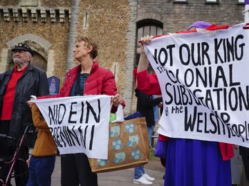 Antimonárquicos abuchean a Carlos III: "no es mi Rey"