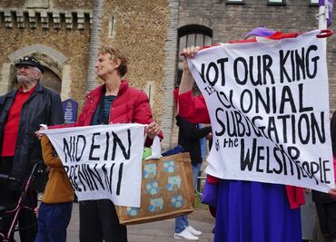 Antimonárquicos abuchean a Carlos III: "no es mi Rey"