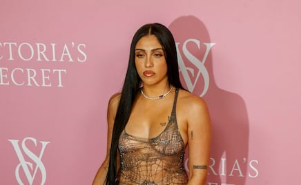 Hija de Madonna lo muestra todo con braless y vestido transparente de tejido metálico