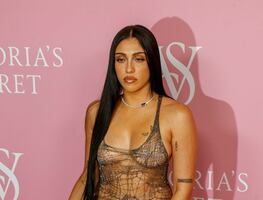 Hija de Madonna presume impactante figura con vestido transparente de escote