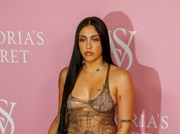 Hija de Madonna lo muestra todo con braless y vestido transparente de tejido metálico