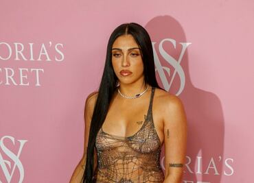 Hija de Madonna lo muestra todo con braless y vestido transparente de tejido metálico