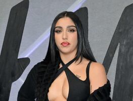 Hija de Madonna luce pequeño bikini de glitter y arrasa en redes sociales