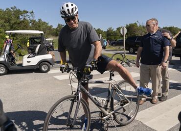 Imágenes. Joe Biden se cayó de su bicicleta tras paseo en parque