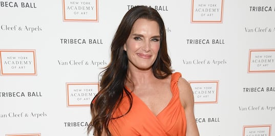 Brooke Shields impacta con 'bikini body' a los 54 años 