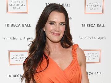 Brooke Shields impacta con 'bikini body' a los 54 años
