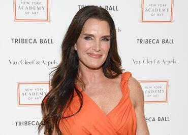 Brooke Shields impacta con 'bikini body' a los 54 años
