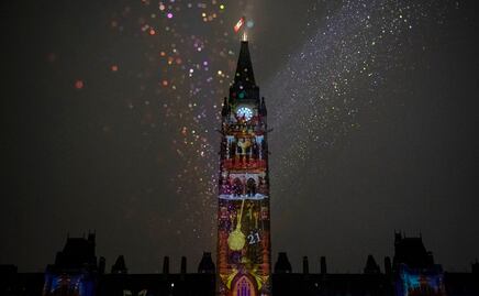 Iluminan edificios históricos de Canadá por festival de Navidad