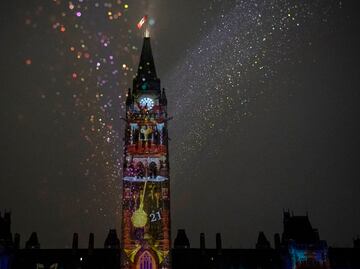 Iluminan edificios históricos de Canadá por festival de Navidad