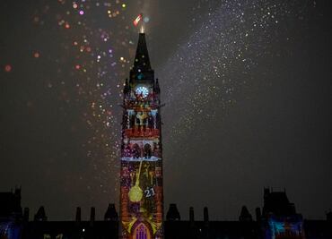 Iluminan edificios históricos de Canadá por festival de Navidad