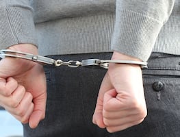 Liberan a preso condenado por error en EU tras pasar 43 años encarcelado