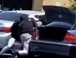 Video. Asaltantes golpean a hombre para robarle reloj Rolex en LA