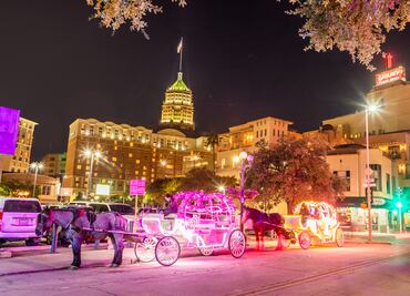 Día de San Valentín en Texas: Desde romances bajo las estrellas en Big Bend hasta escapadas urbanas en Houston