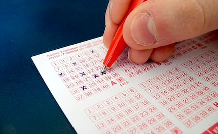 Hombre gana la lotería con boleto que olvidó había comprado 