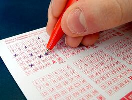 Hombre gana la lotería con boleto que olvidó había comprado