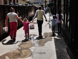 Estados Unidos estudia liberar a miles de inmigrantes detenidos por falta de fondos: Washington Post