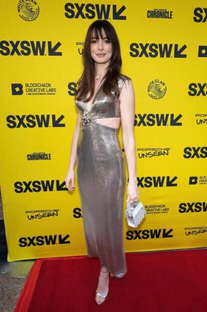 Anne Hathaway presume vestido traslúcido en premiere de ‘WeCrashed’