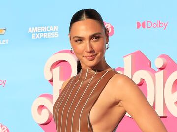 Gal Gadot cautiva con un vestido de cuero sideboob como toda una muñeca