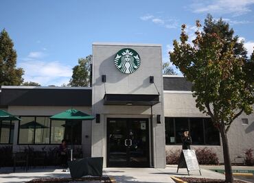 Empleados denuncian a Starbucks por intimidación para no formar sindicato