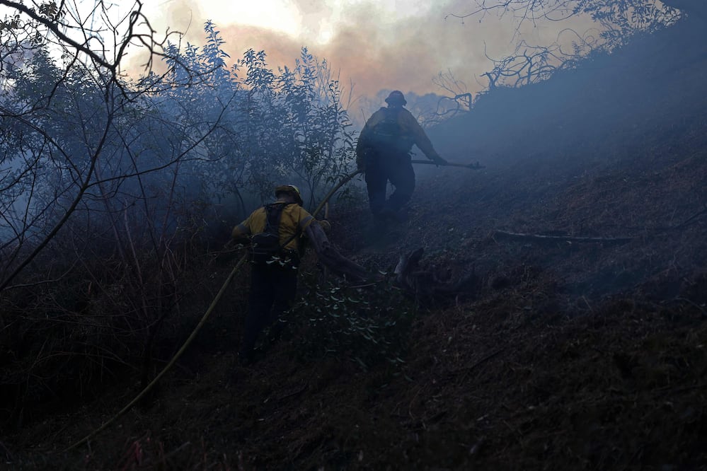 Incendios en Los Ángeles. Bomberos, reclusos y tropas enfrentan la peor crisis en años.  Justin Sullivan/Getty Images/AFP