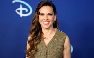 Hilary Swank revela que está embarazada de mellizos a sus 48 años
