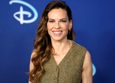 Hilary Swank revela que está embarazada de mellizos a sus 48 años