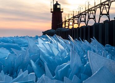 El Lago Michigan se descongela y deja imágenes de postal