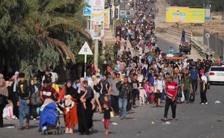 Decenas de miles de palestinos huyen hacia el sur de Gaza ante avance israelí