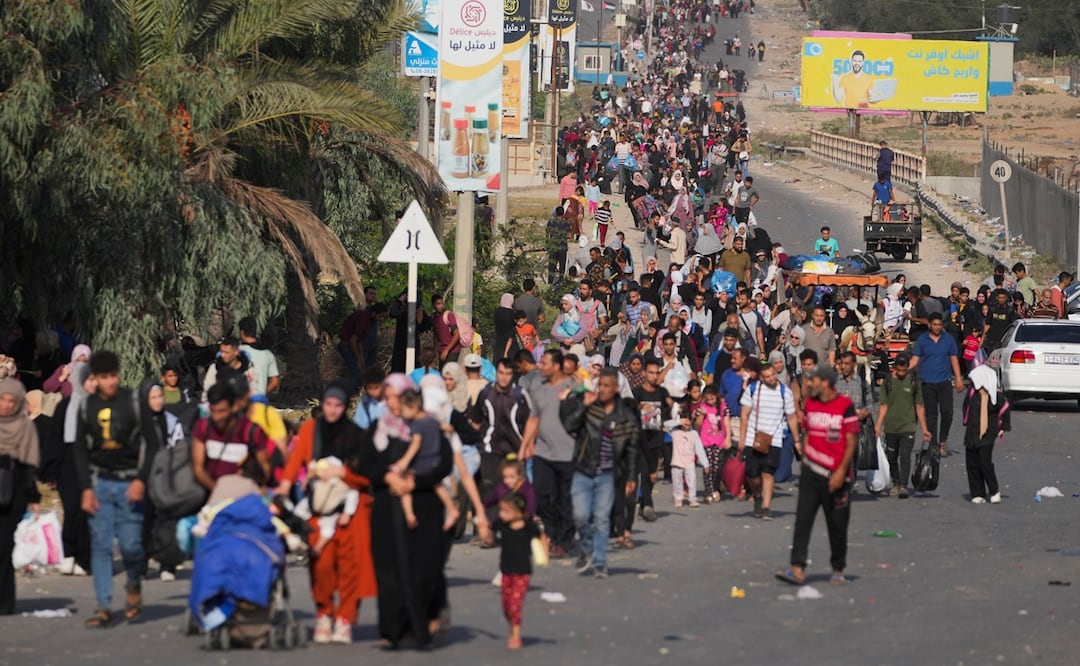 Miles de palestinos huyen hacia el sur de la Franja de Gaza ante escalada israelí. Foto: AP