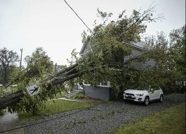 Video. Fiona arrastró casas y dejó a medio millón sin electricidad en Canadá