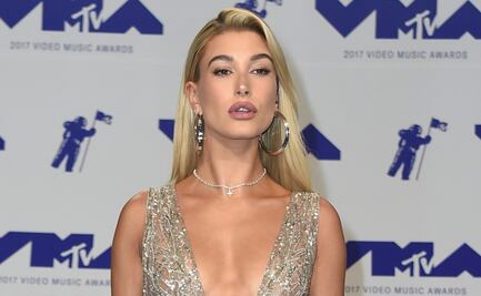 Hailey Baldwin recibe el 2020 en bikini junto a Justin Bieber