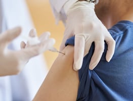 Hombre de 62 años  fue vacunado 217 veces contra el Covid; analizan su sistema inmunológico