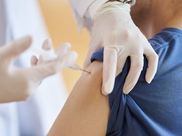 Hombre de 62 años fue vacunado 217 veces contra el Covid; analizan su sistema inmunológico