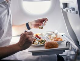 ¡Cuidado! Alimentos que no deberías comer en el avión, según expertos