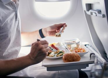 ¡Cuidado! Alimentos que no deberías comer en el avión, según expertos