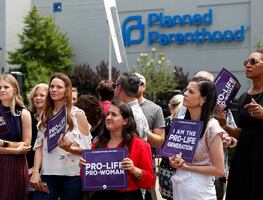 La mitad de las mujeres jóvenes de EU, en riesgo de perder acceso al aborto