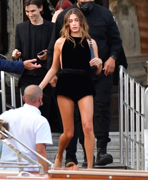 Hailey Bieber luce piernas tonificadas con romper negro en Venecia