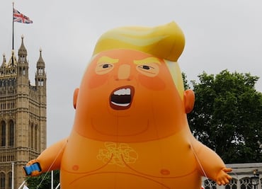 El gigante "Baby Trump" sobrevuela Londres