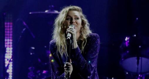 Miley Cyrus deslumbra con minivestido en California